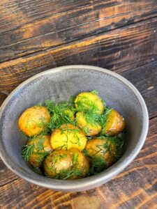 Молодой картофель с чесноком и зеленью