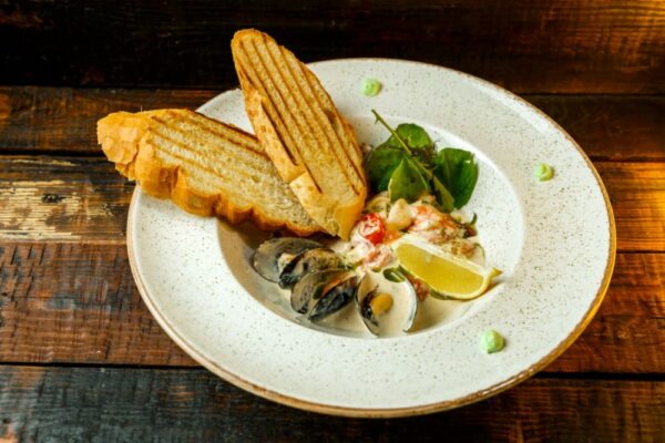 Морепродукты в сливочном соусе с гренками