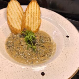 Рапан черноморский в сливочном соусе с грибами и маком